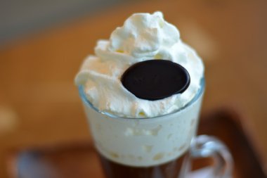 Lezzetli Viyana kahve cam fincan krem şanti ile