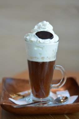 Lezzetli Viyana kahve cam fincan krem şanti ile