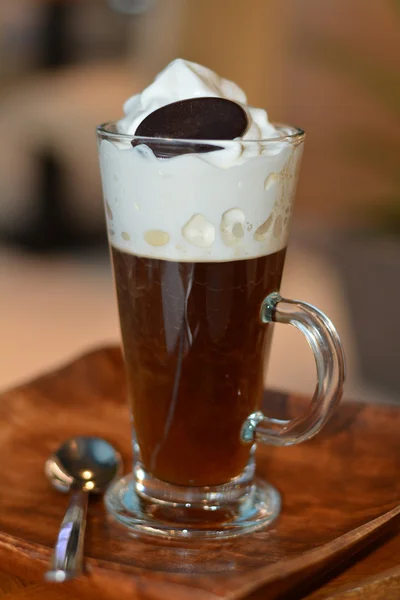Delicioso café vienense em copo de vidro com chantilly — Fotografia de Stock