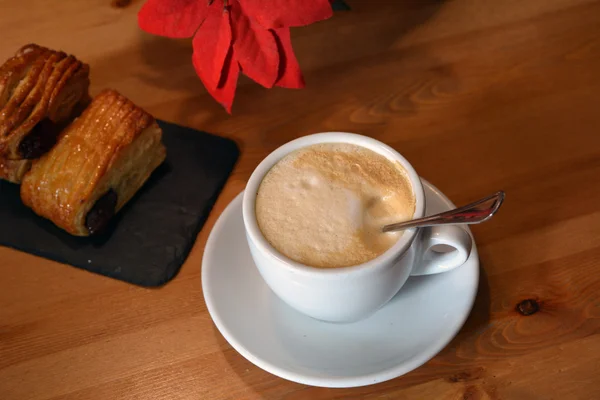 Cup of hot cappuccino and small pizza on the wooden table — Stock Photo, Image