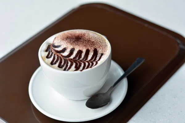 Cappuccino delicioso em copo branco — Fotografia de Stock