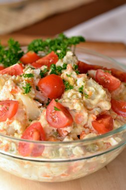 Yumurta ve turşu cam kase içinde ev yapımı patates salatası