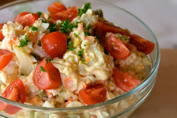 Домашний картофельный салат с яйцами и огурцами в стеклянной чаше — стоковое фото