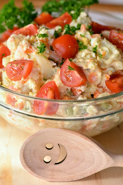 Salada de batata caseira com ovos e picles em tigela de vidro — Fotografia de Stock