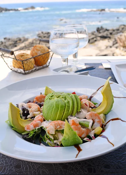 Gezonde groene gemengde salade met gekookte garnalen en Avocado — Stockfoto