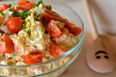 Yumurta ve turşu cam kase içinde ev yapımı patates salatası