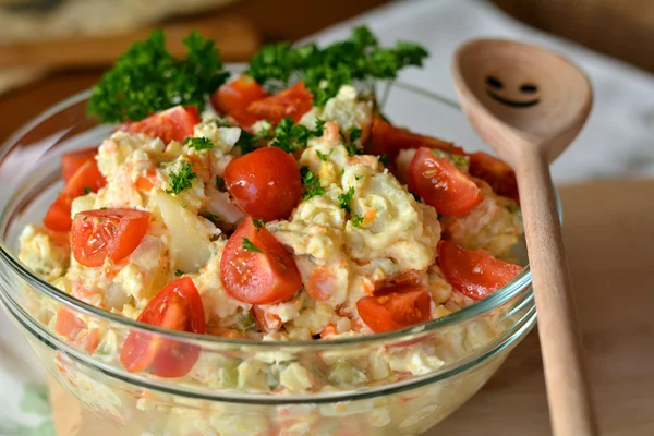 Salada de batata caseira com ovos e picles em tigela de vidro — Fotografia de Stock