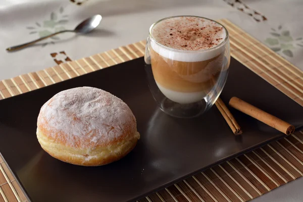 Tasse Kaffee und süßer Donut — Stockfoto