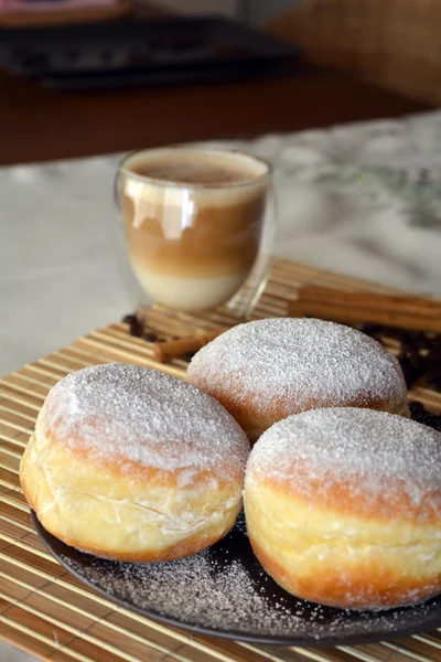 Tasse Kaffee und süßer Donut — Stockfoto