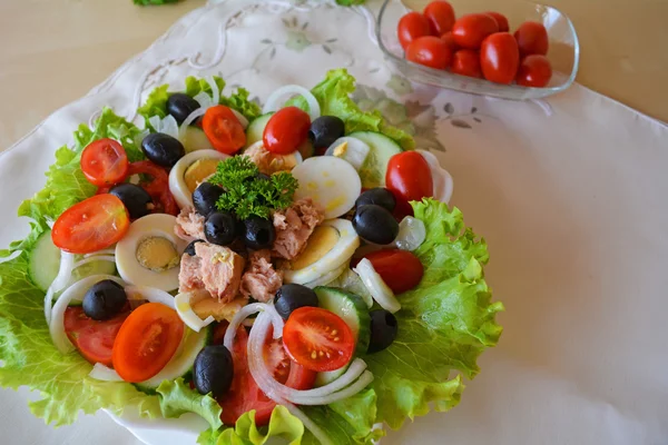 Ensalada de verduras mixtas con atún y aceite de oliva — Foto de Stock