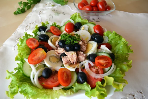 Míchaný zeleninový salát s tuňákem a olivový olej — Stock fotografie