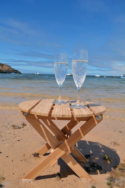 Celebração com dois copos na ilha paradisíaca — Fotografia de Stock
