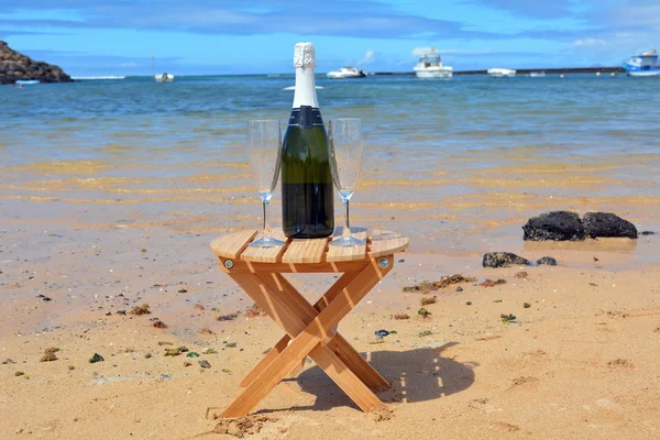 Celebrazione con due bicchieri di champagne nell'isola paradisiaca — Foto Stock