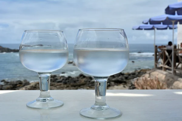 Celebração com dois copos na ilha paradisíaca — Fotografia de Stock