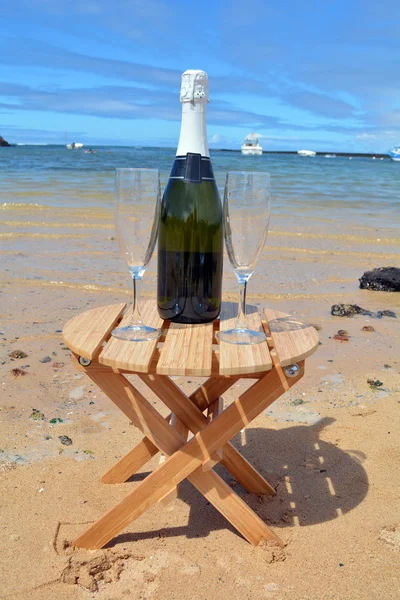 Celebrazione con due bicchieri di champagne nell'isola paradisiaca — Foto Stock