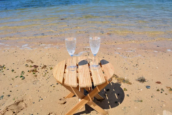 Celebration with two glasses in paradise island — Stock Photo, Image