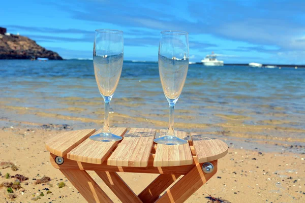 Celebration with two glasses in paradise island — Stock Photo, Image