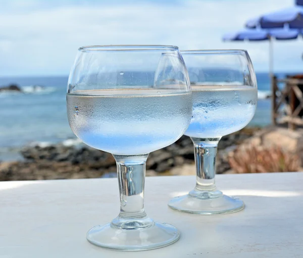 Celebração com dois copos com fundo do mar — Fotografia de Stock