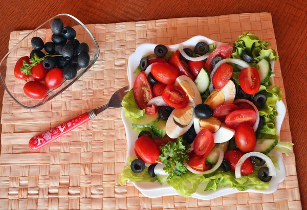 Frischer gemischter Gemüsesalat mit Eiern — Stockfoto