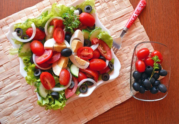 Salada vegetal mista de verão fresca com ovos — Fotografia de Stock