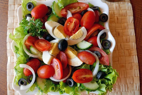 Свежий летний овощной салат с яйцами — стоковое фото
