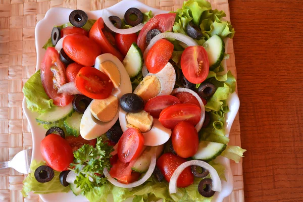 Ny sommar blandade grönsakssallad med ägg — Stockfoto