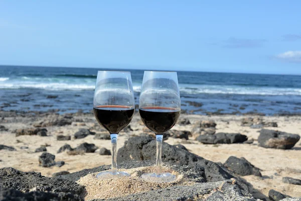 Due bicchieri di vino sulla spiaggia in Paradise Island — Foto Stock