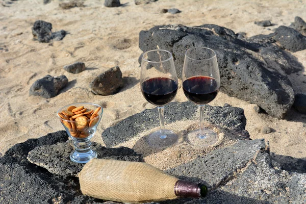 Due bicchieri di vino sulla spiaggia in Paradise Island — Foto Stock