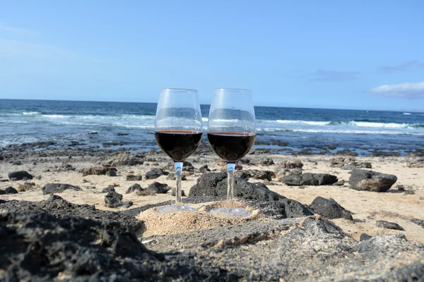 Twee glazen wijn op het strand In Paradise Island — Stockfoto