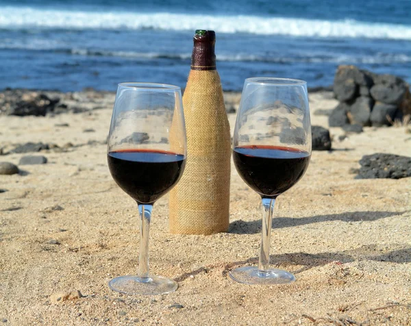 Dois copos de vinho na praia na Ilha do Paraíso — Fotografia de Stock