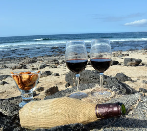 Dois copos de vinho na praia na Ilha do Paraíso — Fotografia de Stock