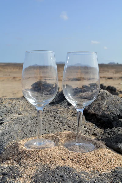 Zwei Gläser Wein am Strand der Paradiesinsel — Stockfoto