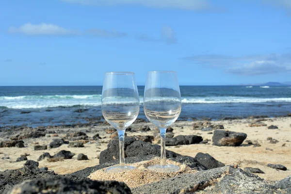 Två glas vin på stranden i Paradise Island — Stockfoto