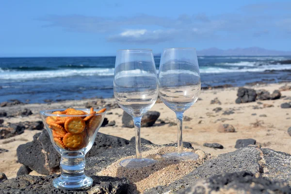 Dois copos de vinho na praia na Ilha do Paraíso — Fotografia de Stock