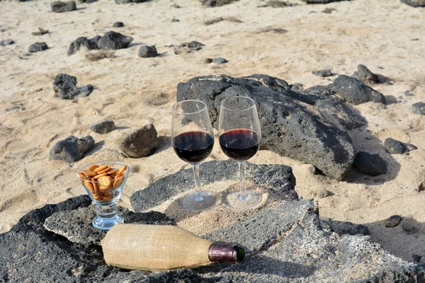 Δύο ποτήρια του κρασιού στην παραλία στο παραδεισένιο νησί — Φωτογραφία Αρχείου
