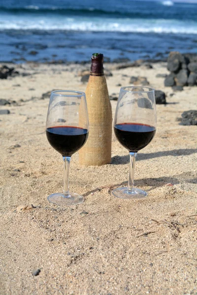 Dois copos de vinho na praia na Ilha do Paraíso — Fotografia de Stock