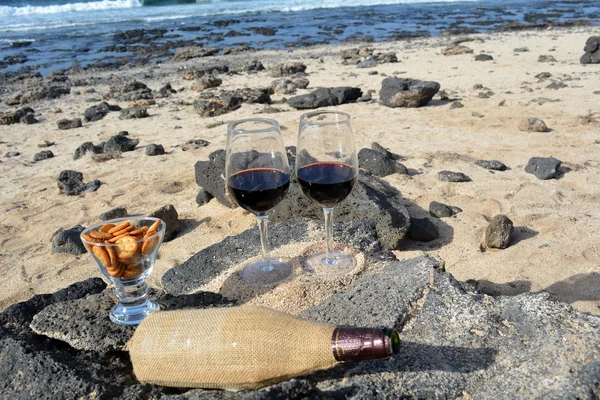 Twee glazen wijn op het strand In Paradise Island — Stockfoto