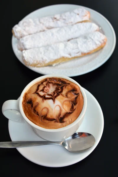 Tazza di cappuccino e dessert sullo sfondo nero — Foto Stock