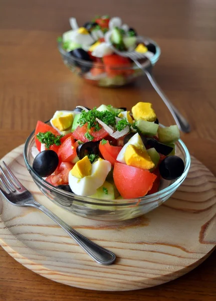 Salade de légumes frais mélangés de printemps avec des œufs — Photo