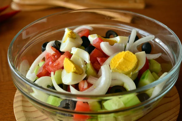 Frischer Frühlingsgemüsesalat mit Eiern — Stockfoto