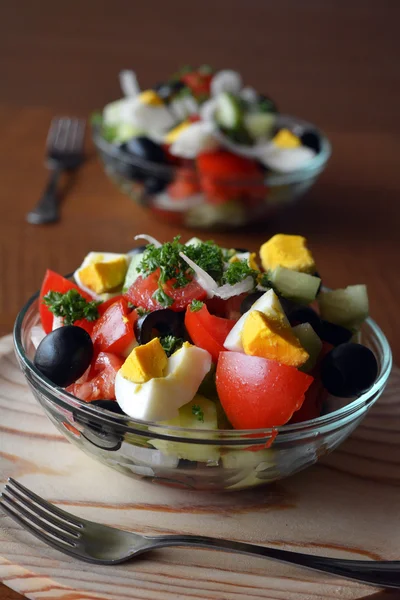 Salada de legumes misturada de primavera fresca com ovos — Fotografia de Stock