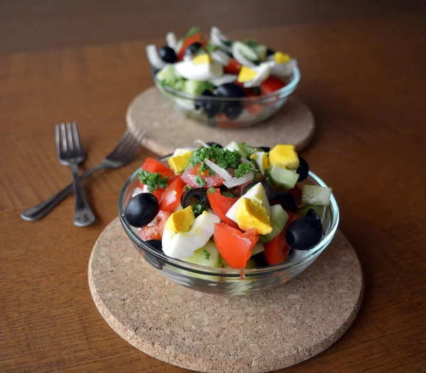 Salada de legumes saudável com ovos na tigela de vidro — Fotografia de Stock