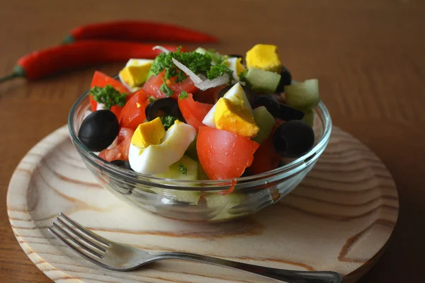 Salada de legumes saudável com ovos na tigela de vidro — Fotografia de Stock