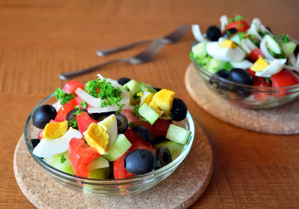 Здоровый овощной салат с яйцами в стеклянной миске — стоковое фото