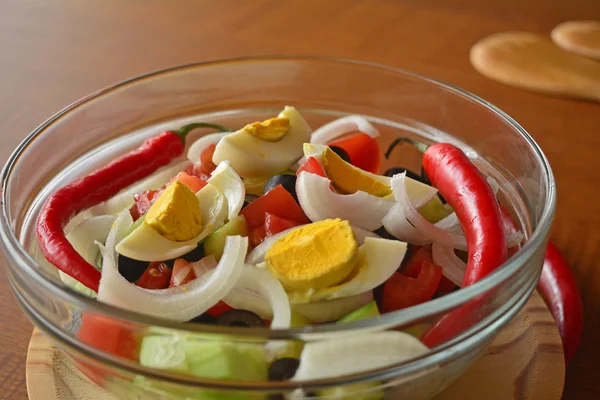 Ensalada de verduras saludables con huevos en el tazón de cristal — Foto de Stock