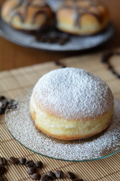 Donut tradicional com chocolate na placa marrom na mesa — Fotografia de Stock