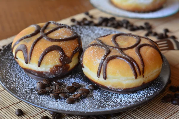 Traditioneller Donut mit Schokolade auf dem braunen Teller auf dem Tisch — Stockfoto