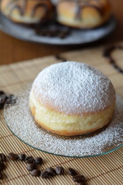 Krema şeker ile taze geleneksel halka