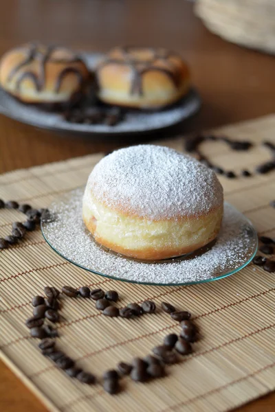 Donuts mit Puderzucker und Schokolade auf dem braunen Teller — Stockfoto