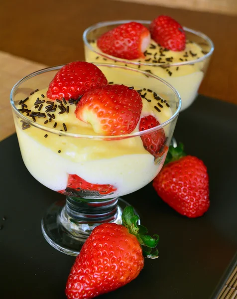 Vanillepudding mit frischen Erdbeeren auf dem Holztisch — Stockfoto